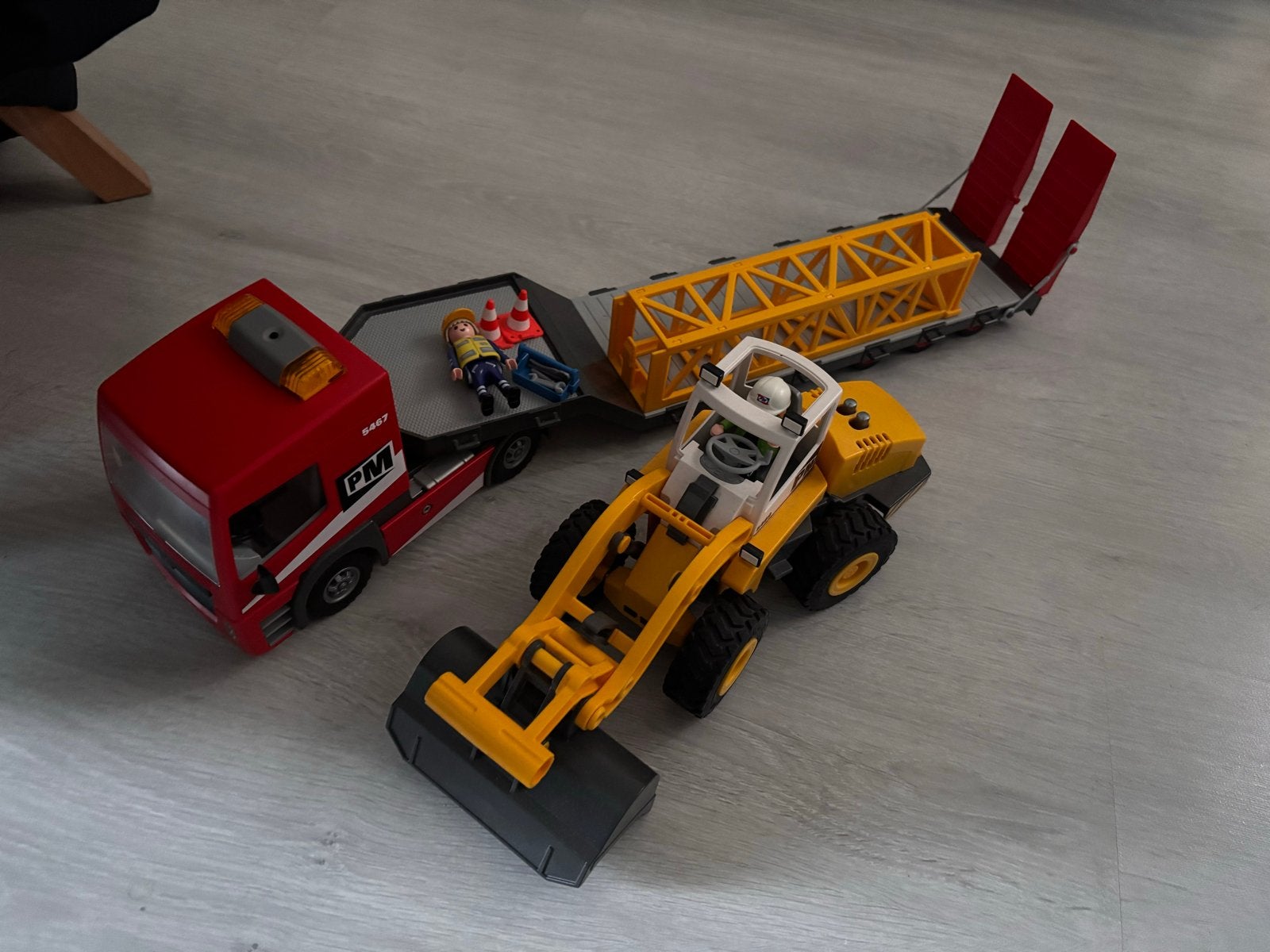 Playmobil Vrachtwagen + Oplegger & Graafmachine 5467 & 5469, Ophalen, Gebruikt
