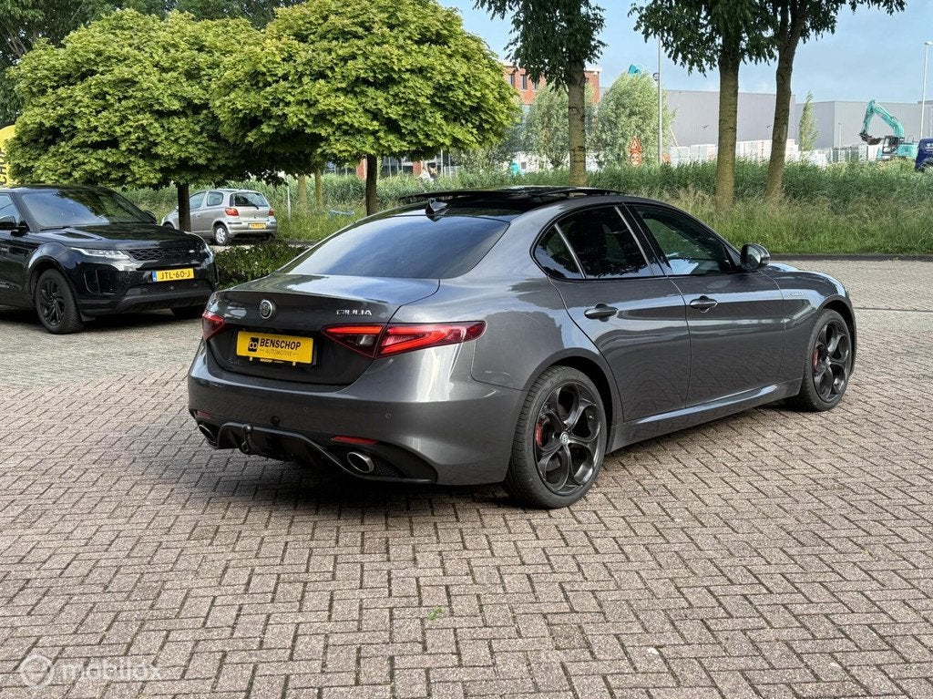 Alfa Romeo Giulia 2.0 T AWD Veloce Panodak 19 inch Navi Came, Automaat, 1995 cc, Zwart, 4 cilinders