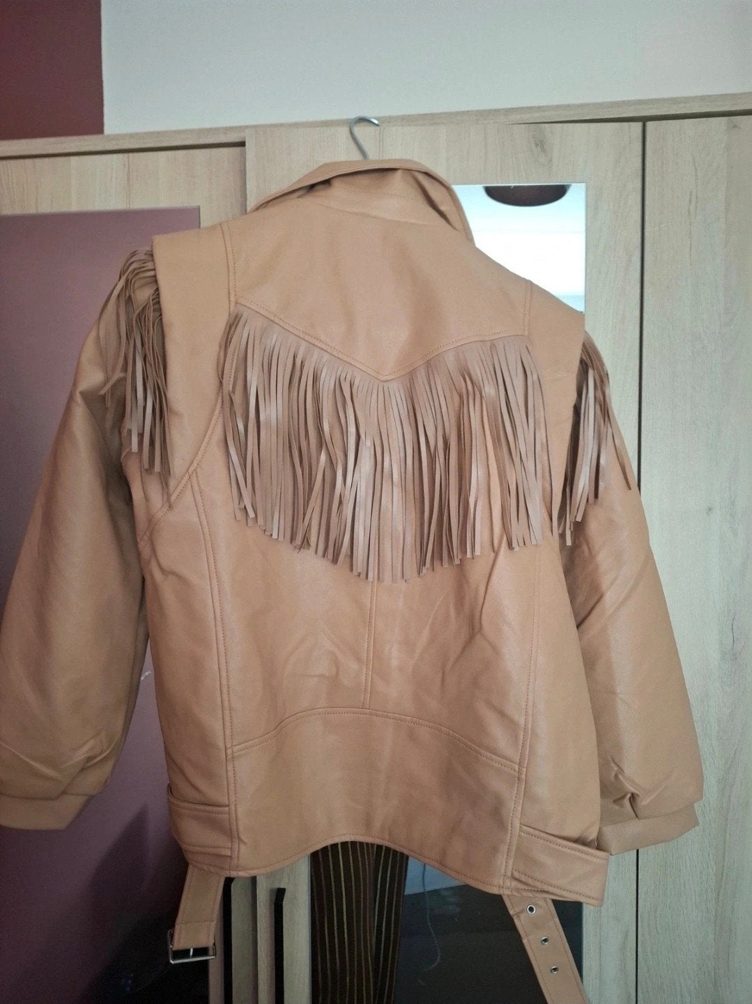 Nieuw beige jasje met franjes - Maat M/L, Maat 38/40 (M), Beige, Nieuw, Ophalen of Verzenden