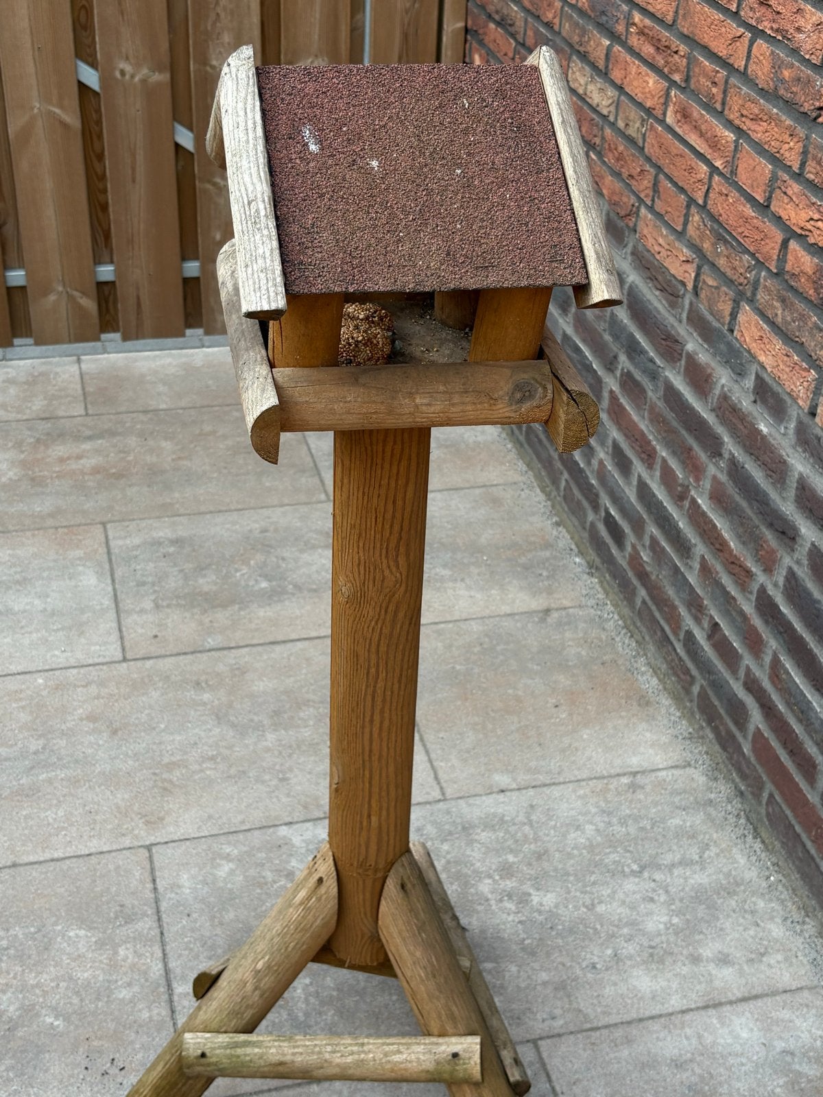 Houten voederhuisje voor vogels op standaard, Ophalen, Gebruikt