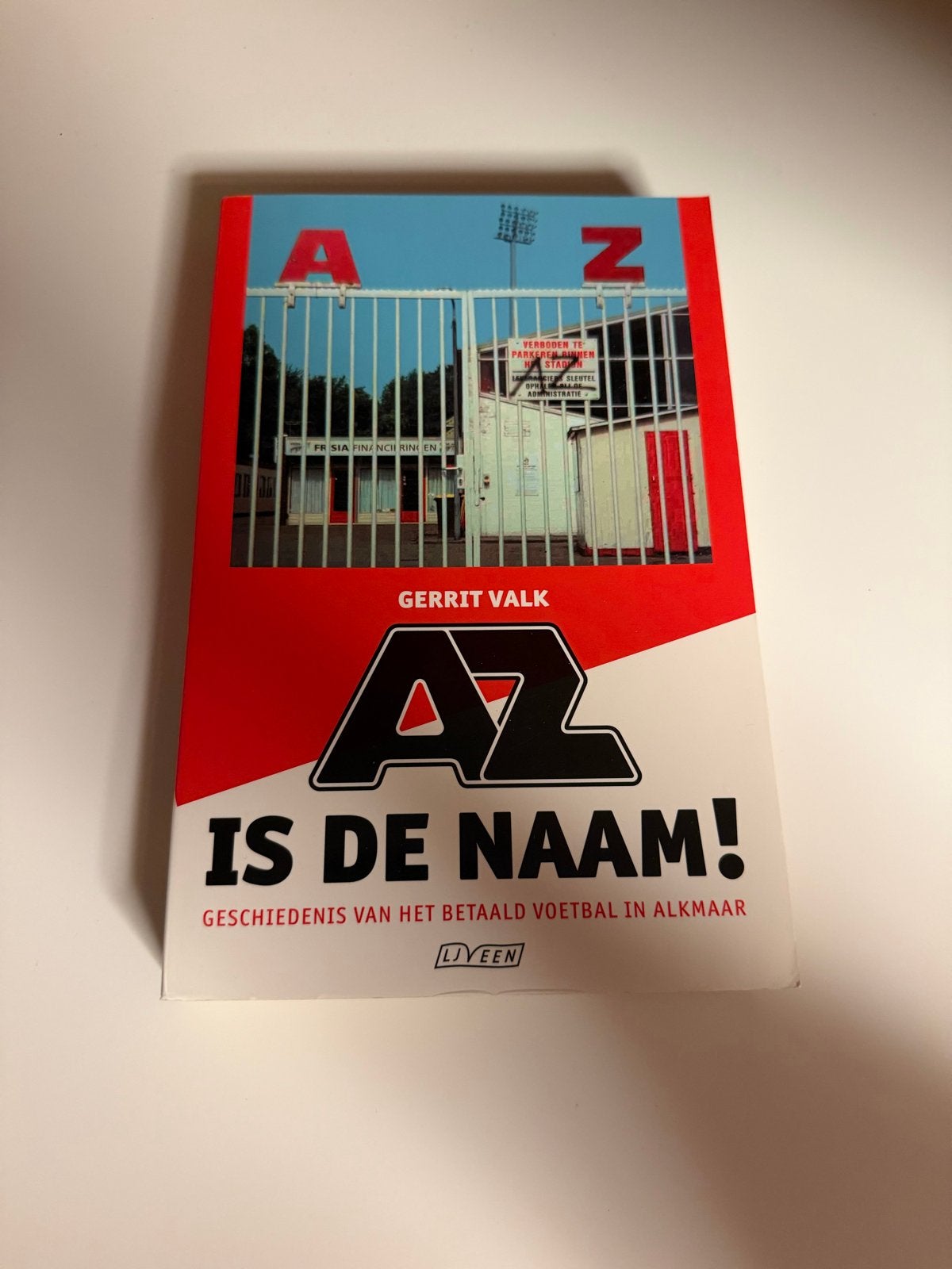 AZ is de naam! Geschiedenis van betaald voetbal in Alkmaar, Ophalen of Verzenden, Zo goed als nieuw, Balsport