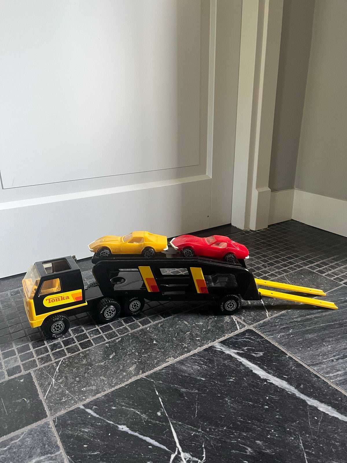 Tonka vrachtwagen met oplegger en 2 autootjes, Ophalen of Verzenden, Zo goed als nieuw
