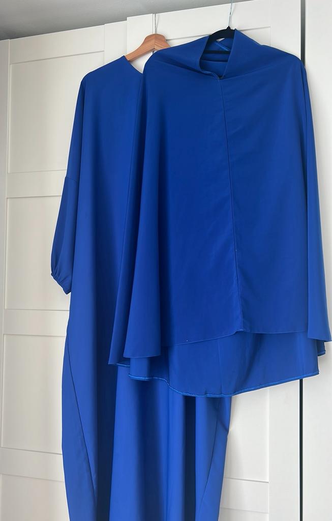 2 delige koningsblauwe abaya &khimaar ghimaar, Ophalen of Verzenden, Zo goed als nieuw, Onder de knie