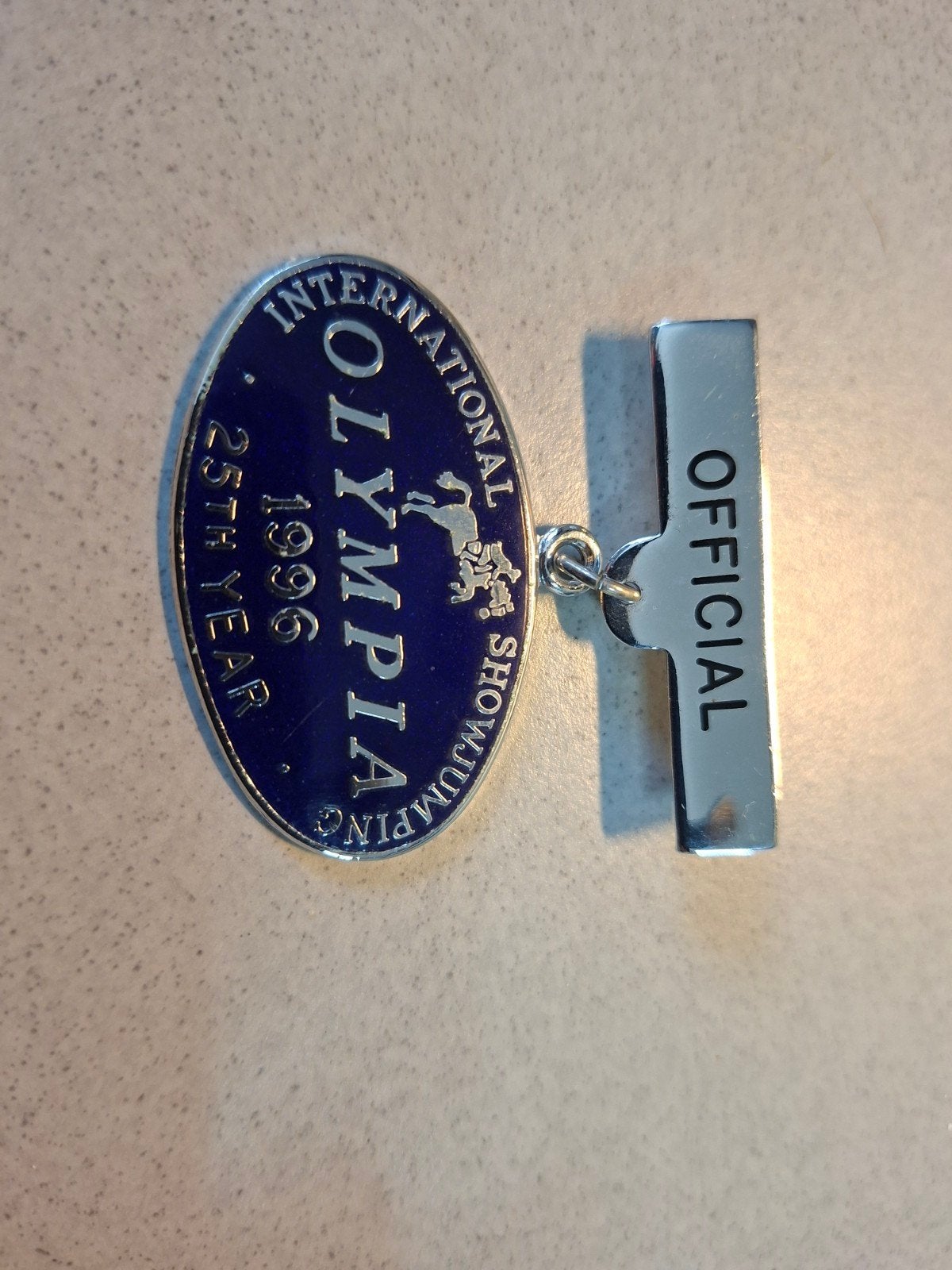 Olympia Showjumping 1996 Official Pin - 25th Year, Ophalen of Verzenden, Zo goed als nieuw, Sport, Speldje of Pin