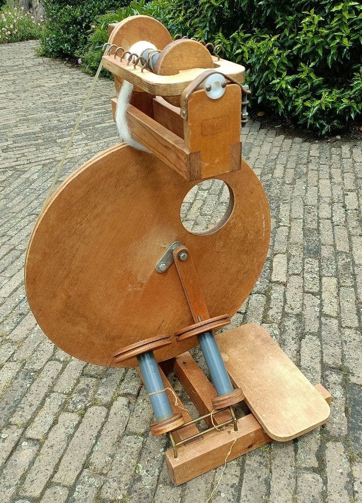 LOUET S10 spinnewiel met 3 klossen en twijnrek, Ophalen, Gebruikt, Spinnewiel