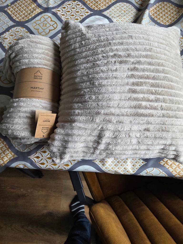 Dutch decor plaid en kussen Marty nieuw!, Huis en Inrichting, Ophalen of Verzenden, Nieuw, Beige, Vierkant