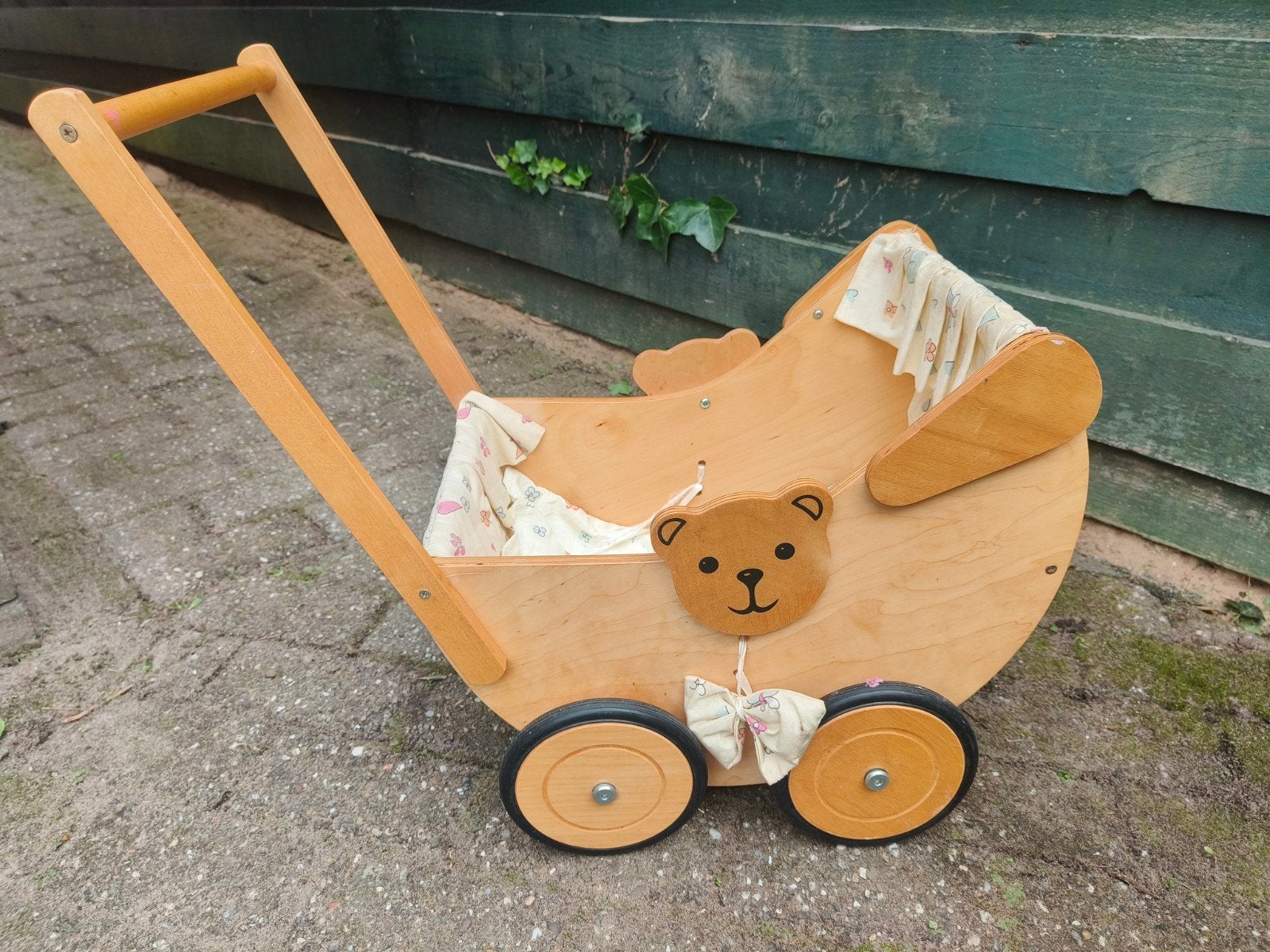 Houten poppenwagen met beer en stoffen bekleding, Ophalen, Gebruikt, Rij- of Hobbelspeelgoed