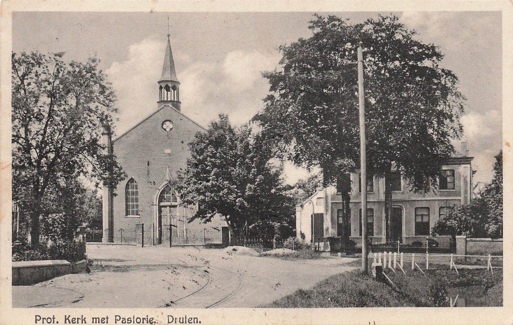 JO1213 Druten Prot Kerk met Pastorie ca 1930, Verzenden, 1920 tot 1940, Gelopen, Gelderland