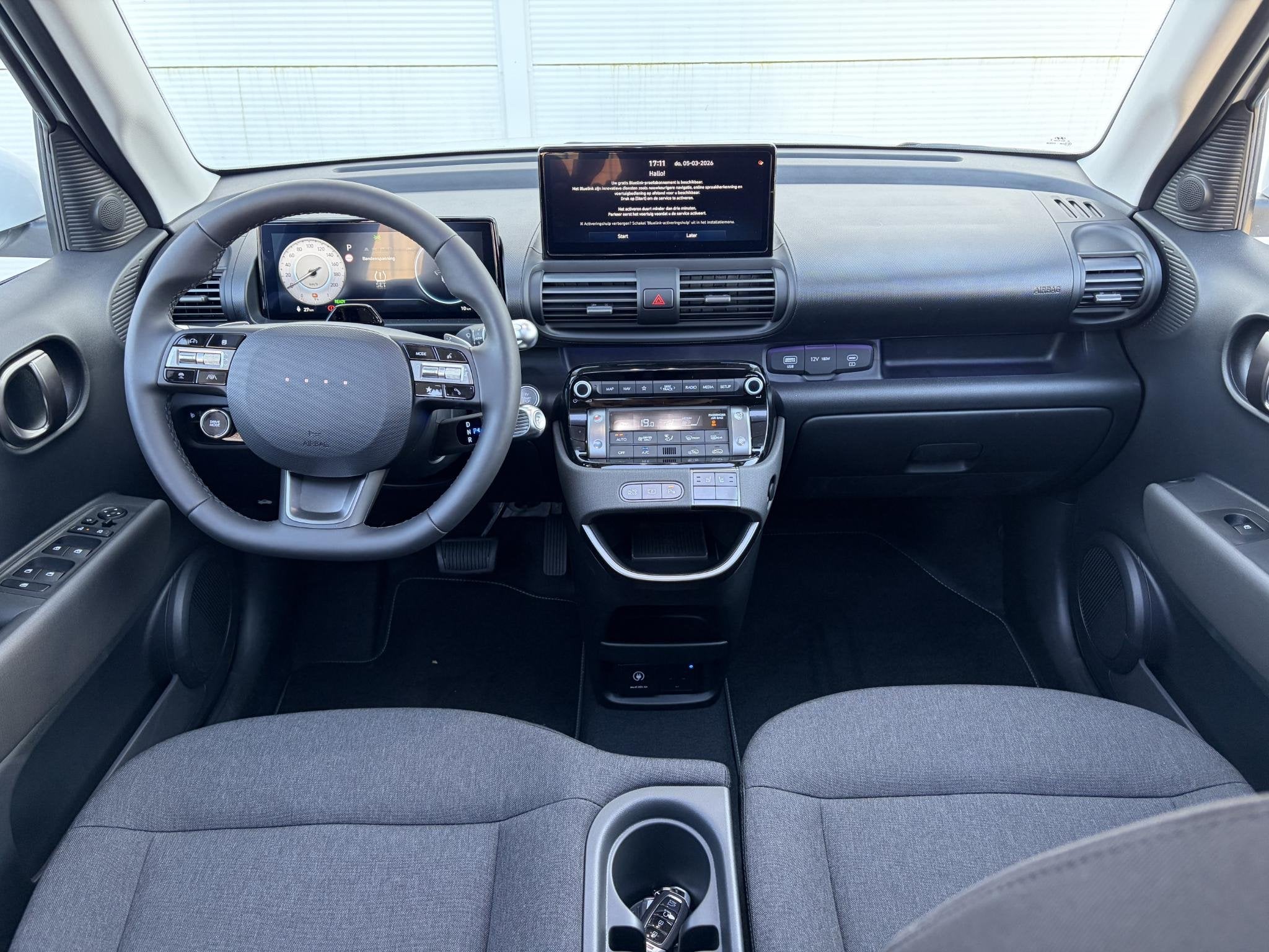 Hyundai INSTER Evolve Sky 49 kWh /Winter & Tech Pack /Apple, 1328 kg, Stof, Automatische klimaatregeling, 116 pk