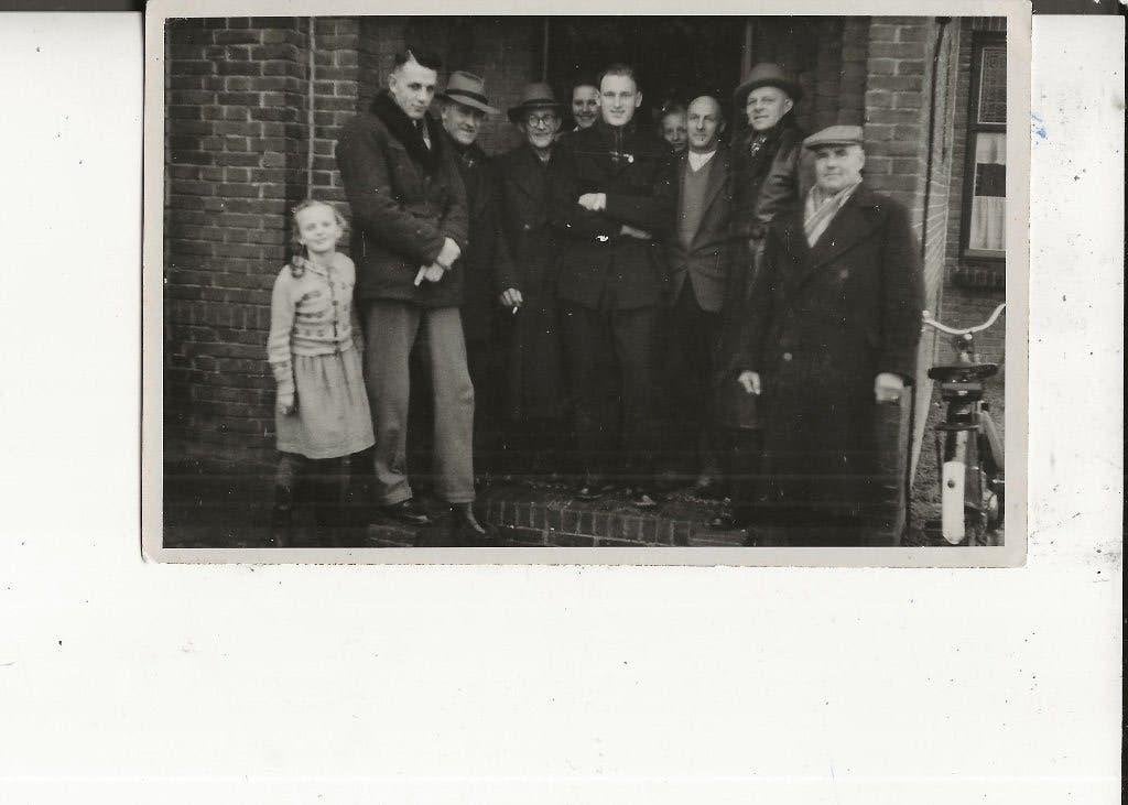 Wateringen Groep mannen met J van Zeyl Fotokaart, Ophalen of Verzenden, 1940 tot 1960, Ongelopen, Zuid-Holland