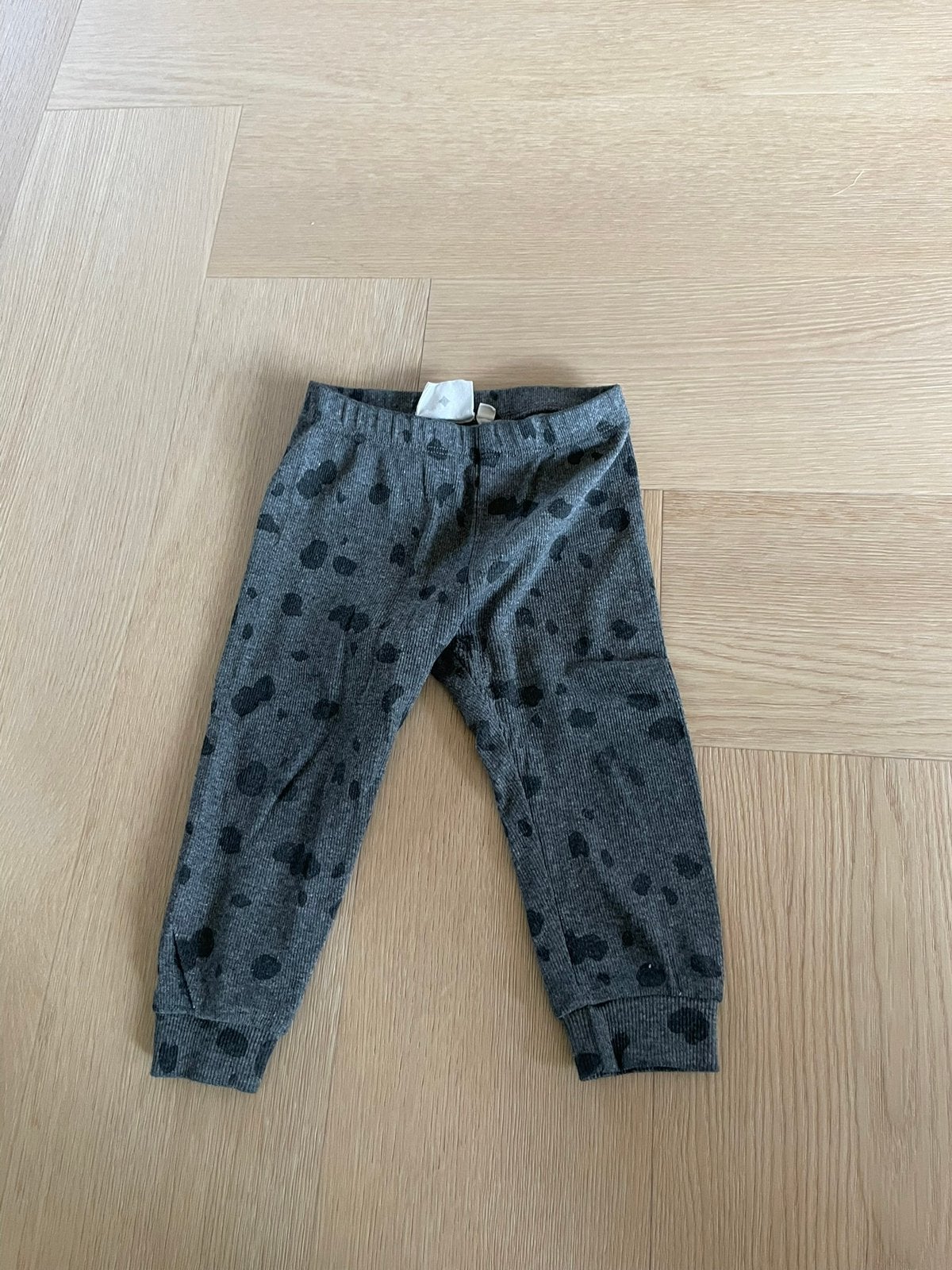 Comfortabele grijze kinderbroek met stippen, Ophalen of Verzenden, Zo goed als nieuw, Jongetje