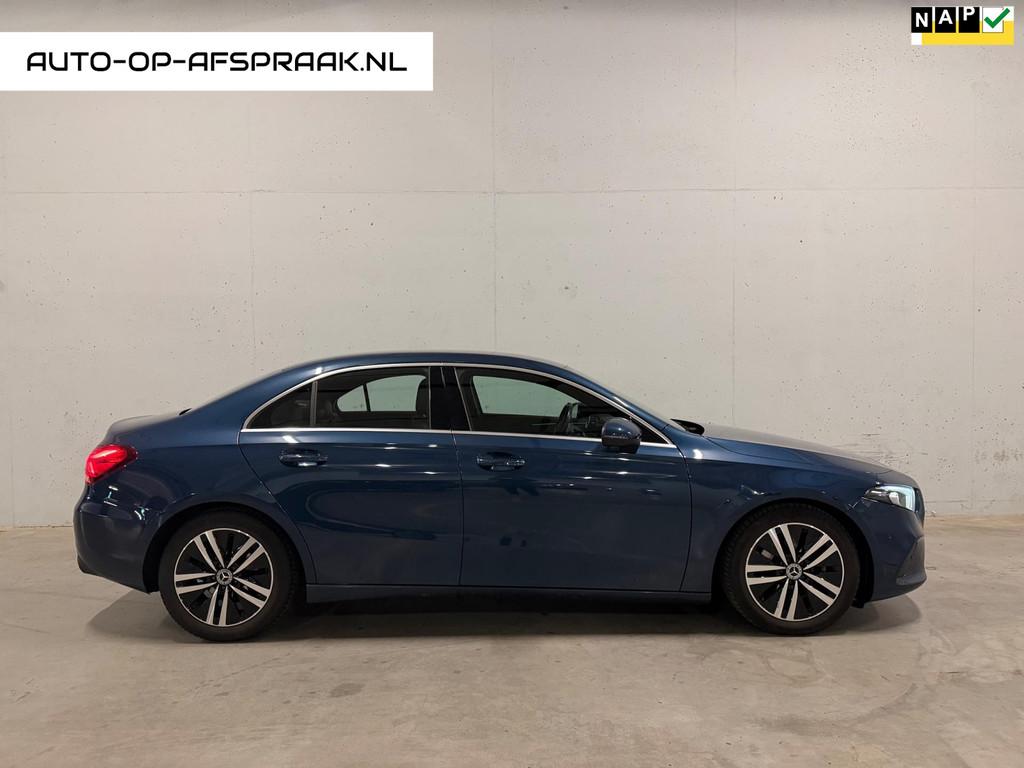 Mercedes-Benz A-klasse 180 d AMG Navi Camera Automaat Leer C, Euro 6, 4 cilinders, Blauw, 116 pk