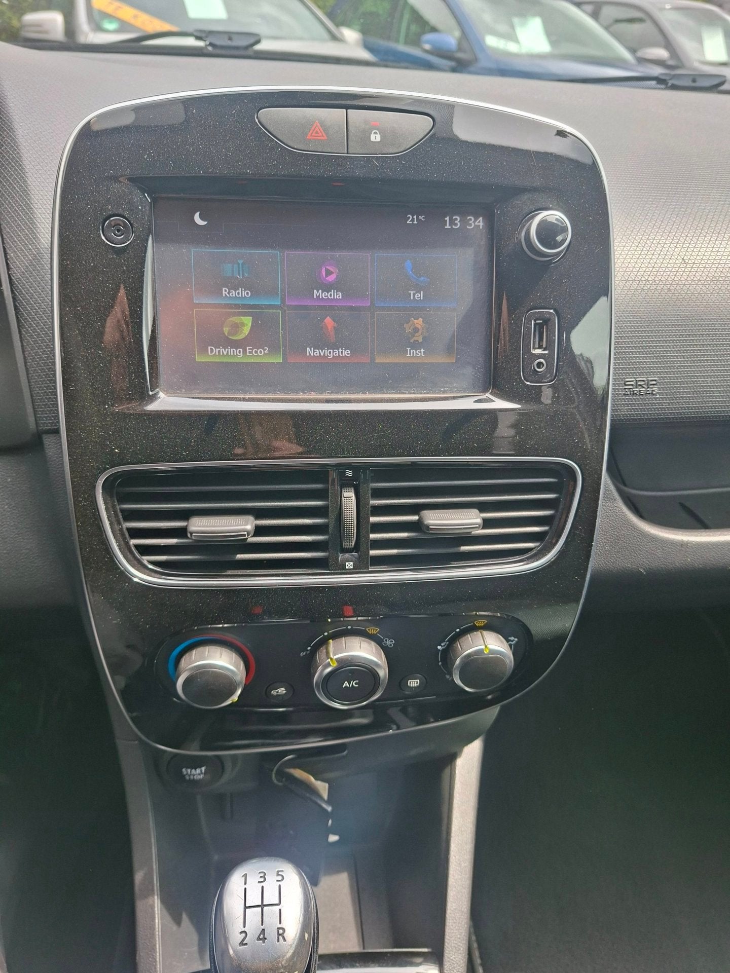 Foto 20 van Renault Clio 0.9 TCe Limited PDC Navi Airco Cruise Isofix
