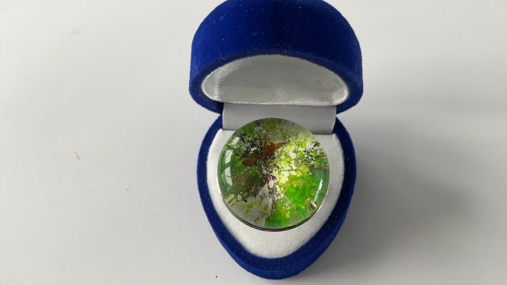 Nieuwe ring met groen glazen cabochon, Sieraden, Tassen en Uiterlijk, Ringen, Met kristal, Overige materialen, Nieuw, Ophalen of Verzenden