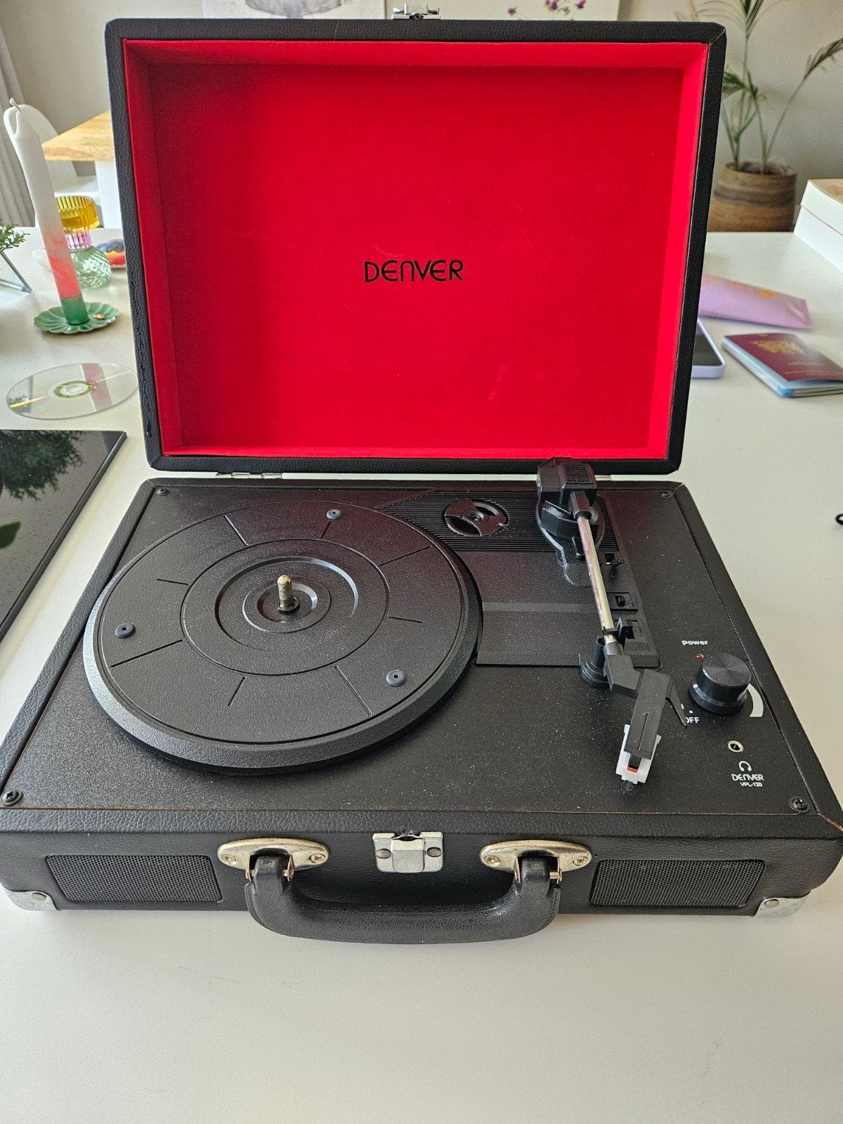 Denver VPL-120 Platenspeler in Koffer - Zwart/Rood, Ophalen of Verzenden, Zo goed als nieuw, Platenspeler, Overige merken