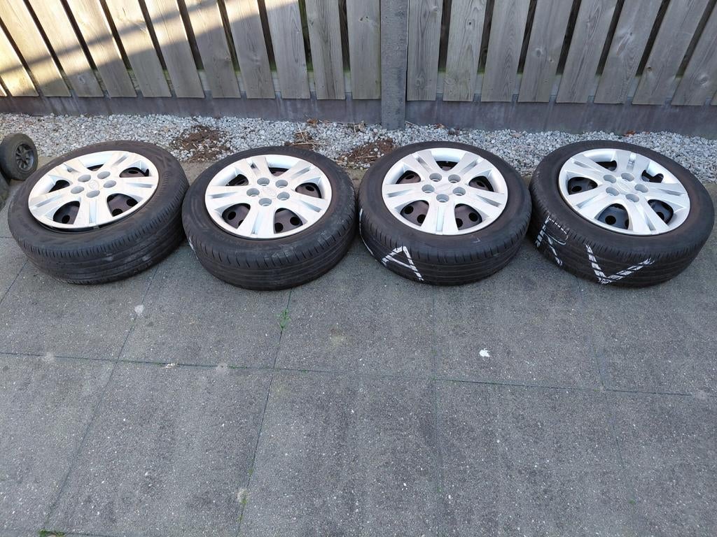 Velgen met zomerbanden en wieldoppen, Ophalen