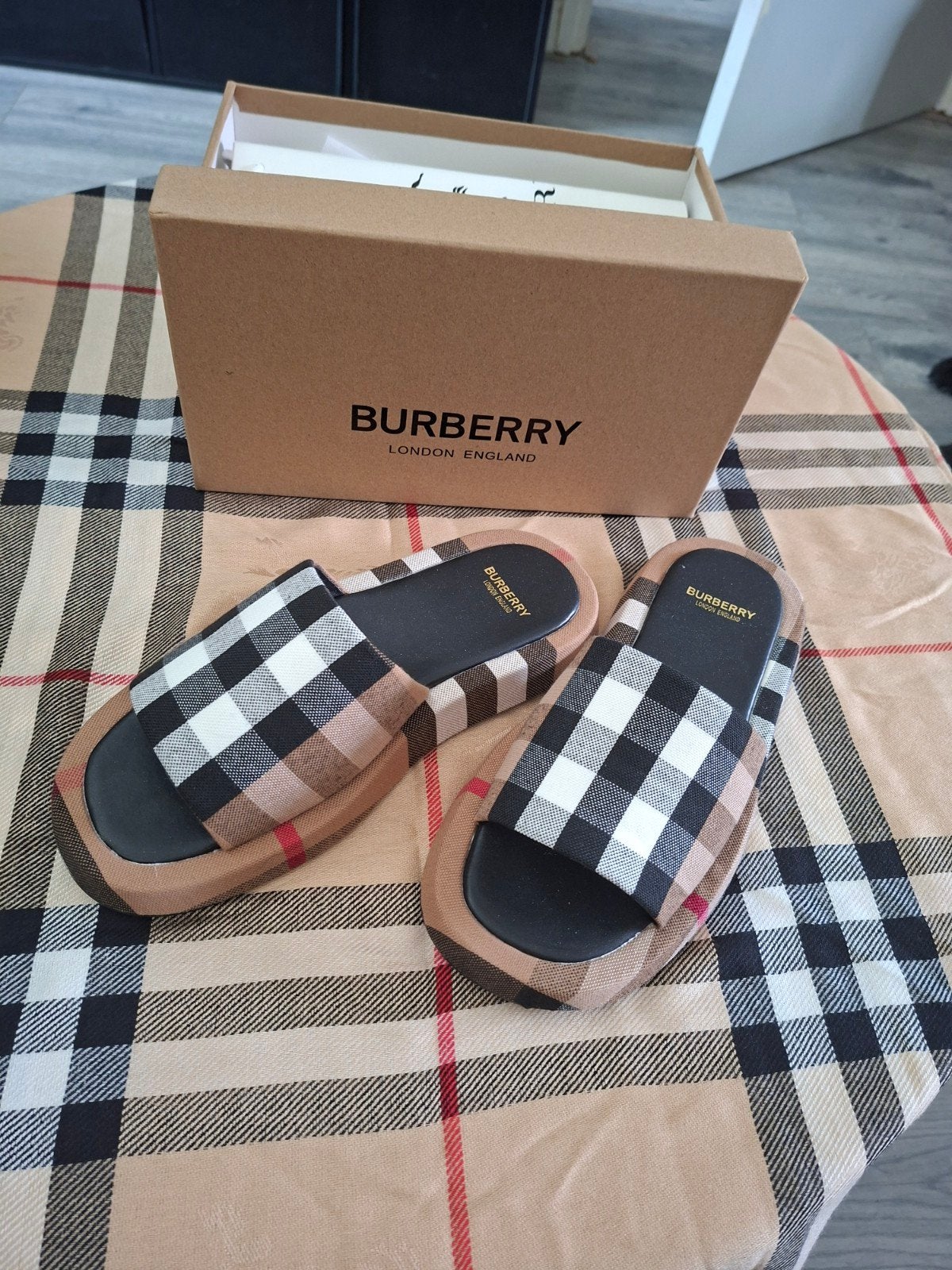 Burberry Slippers - Nieuw in doos maat 40, Slippers, Beige, Nieuw, Ophalen of Verzenden