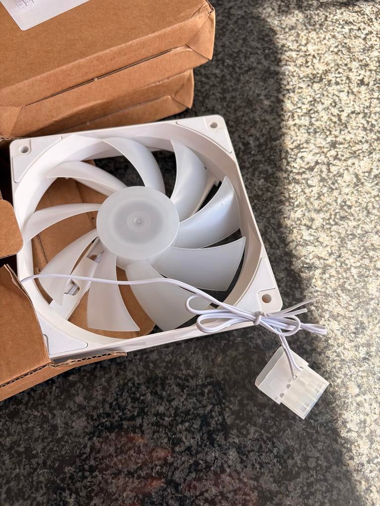 Witte PC Ventilator - Nieuw in Doos, Ophalen of Verzenden, Zo goed als nieuw, Luchtkoeling