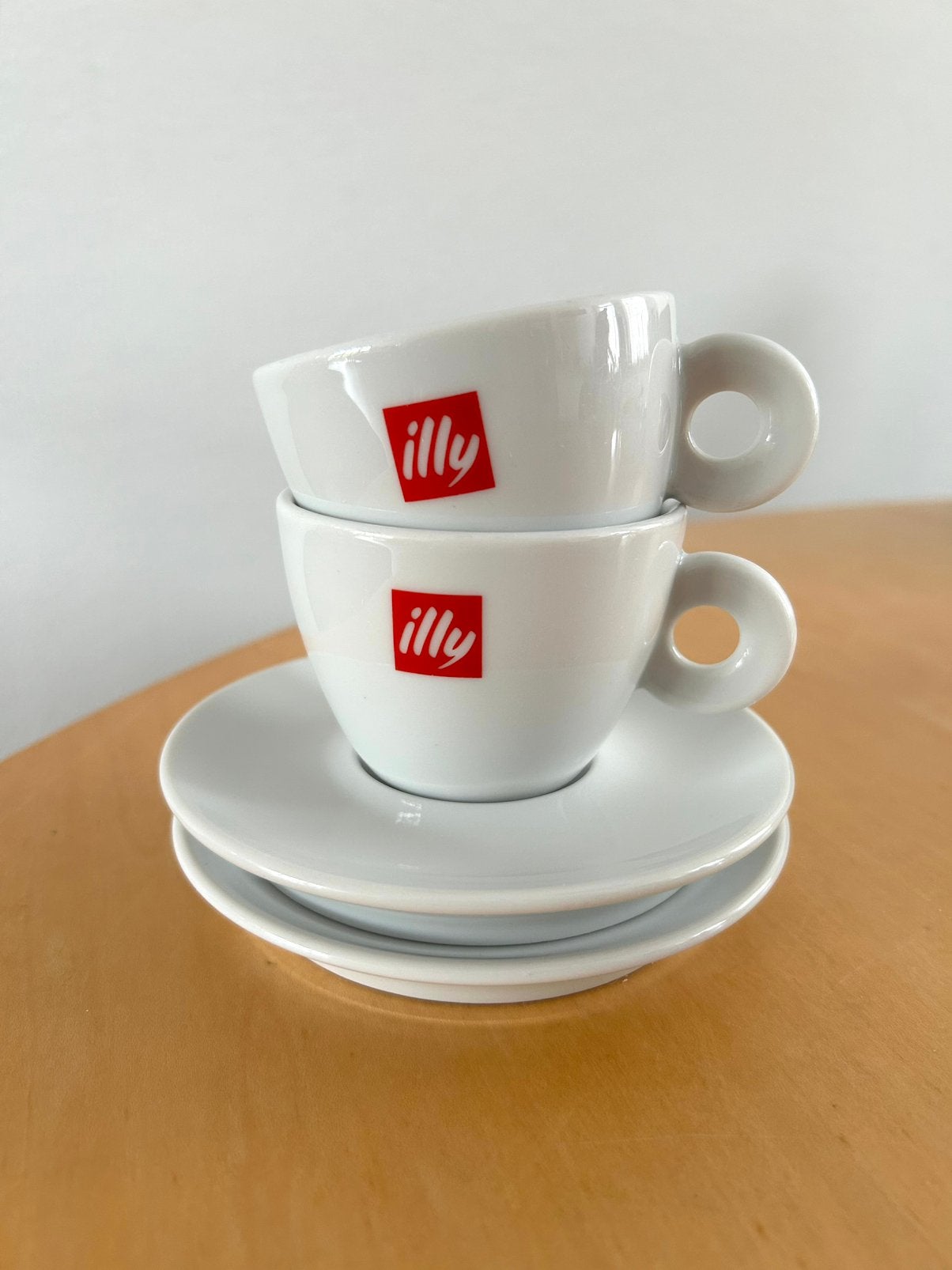 Klassieke Illy kop en schotels met rood logo, Huis en Inrichting, Keuken | Servies, Zo goed als nieuw, Kop(pen) en/of Schotel(s)