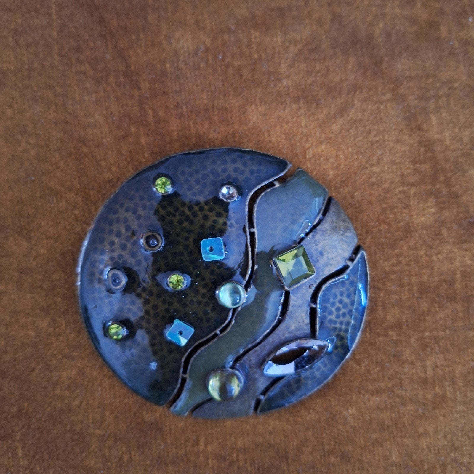 Unieke bronzen broche met kristallen en emaille, Met kristal, Brons, 4 tot 7 cm, Overige kleuren