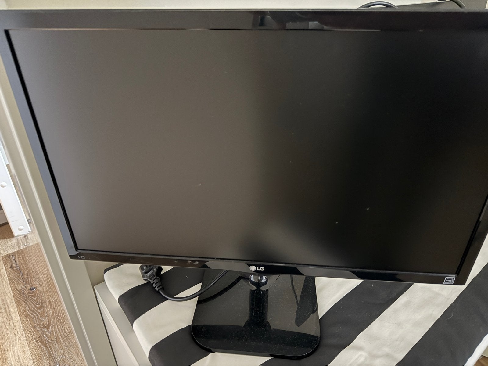 2 Monitoren: LG 24M47VQ-P en EIZO FlexScan EV2456, Computers en Software, Monitoren, Ophalen, Gebruikt, HDMI