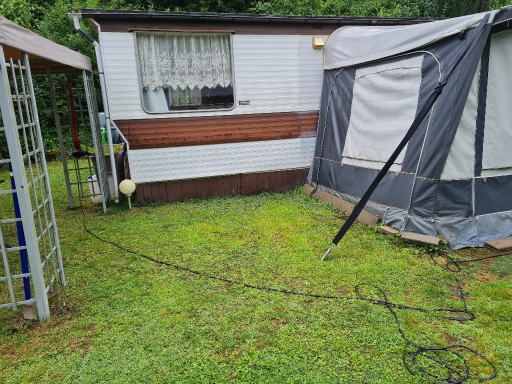 Gezellige stacaravan met voortent en luifel, Rondzit, 750 - 1000 kg, Particulier, 4 tot 5 meter