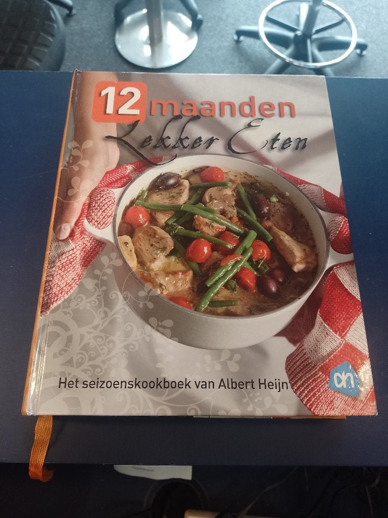 12 Maanden Lekker eten - dik seizoenskookboek (van AH), Boeken, Ophalen of Verzenden, Zo goed als nieuw, Overige gebieden