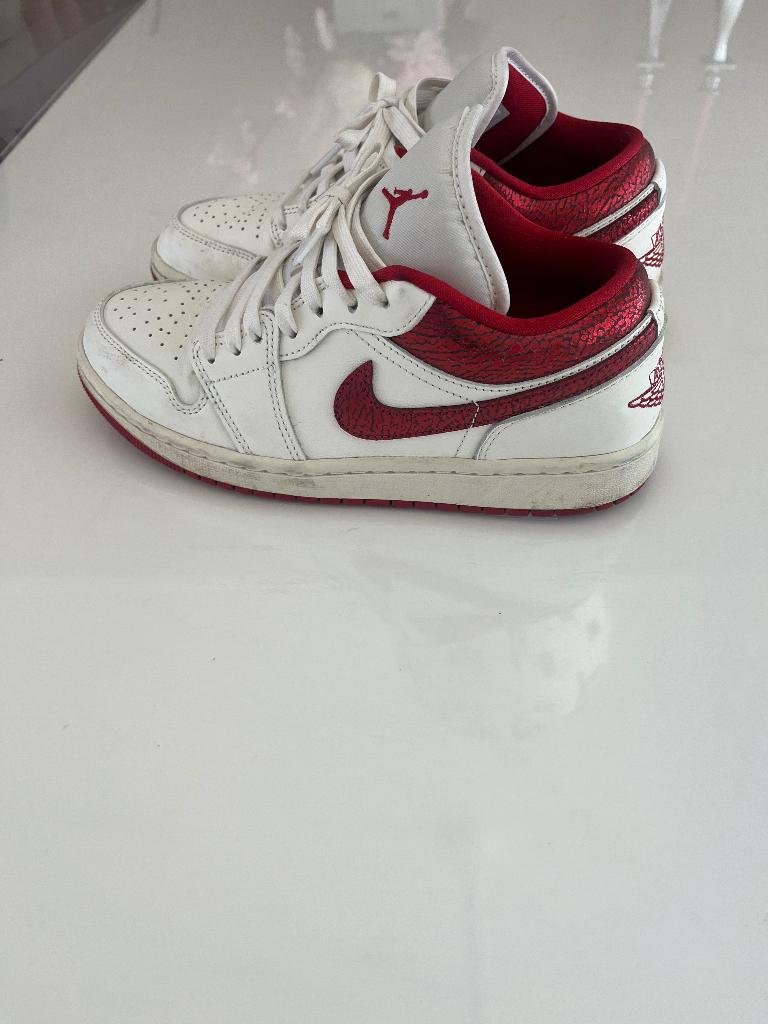 Nike sneakers Air Jordan 1 low SE ruby wit met rood, Ophalen of Verzenden, Zo goed als nieuw, Wit, Sneakers of Gympen