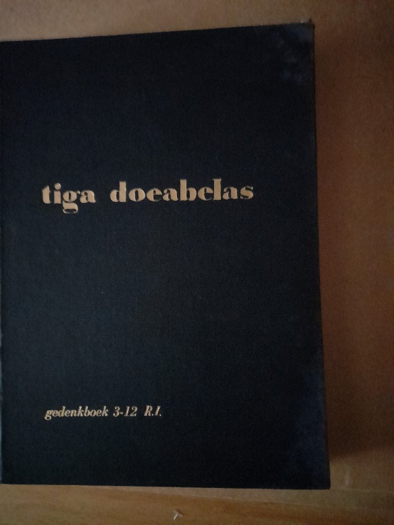 Tiga Doeabelas Gedenkboek 3-12 R.I, Ophalen of Verzenden, Tweede Wereldoorlog, Zo goed als nieuw, Overige onderwerpen