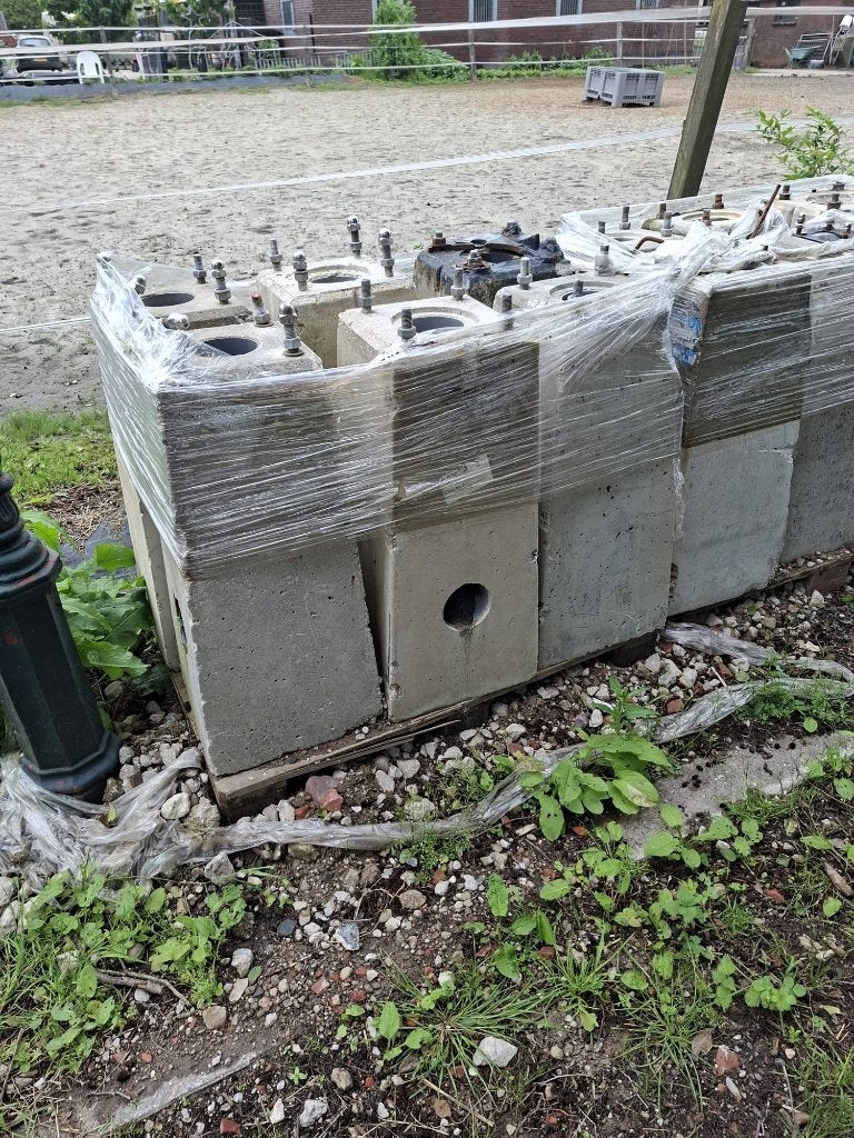 Betonpoeren / betonvoet / funderingsblok, Ophalen, Zo goed als nieuw, Beton