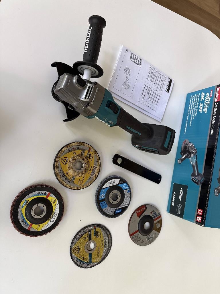 Mikita Cordless Angle Grinder + 40v battery and charger, Verzenden, Zo goed als nieuw, Minder dan 700 watt, Haakse handslijpmachine