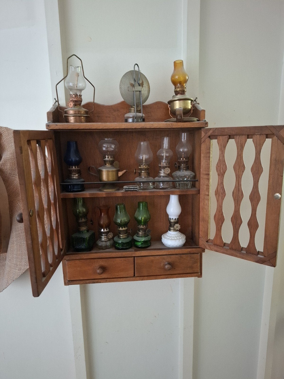 Verzameling van 12 miniatuur olielampen in vitrinekast, Antiek en Kunst, Ophalen of Verzenden