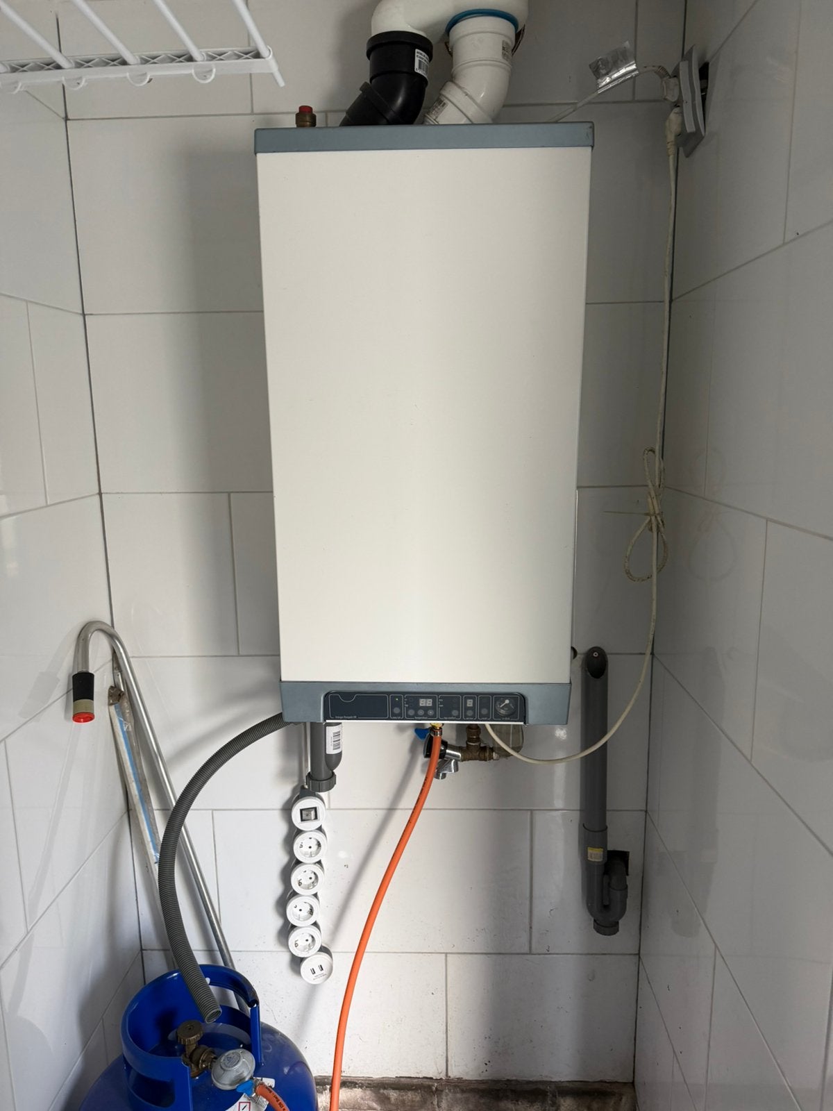 Intergas Kombi Kompakt – propaan/butaan, Ophalen, Geiser, Minder dan 20 liter, Minder dan 3 jaar oud