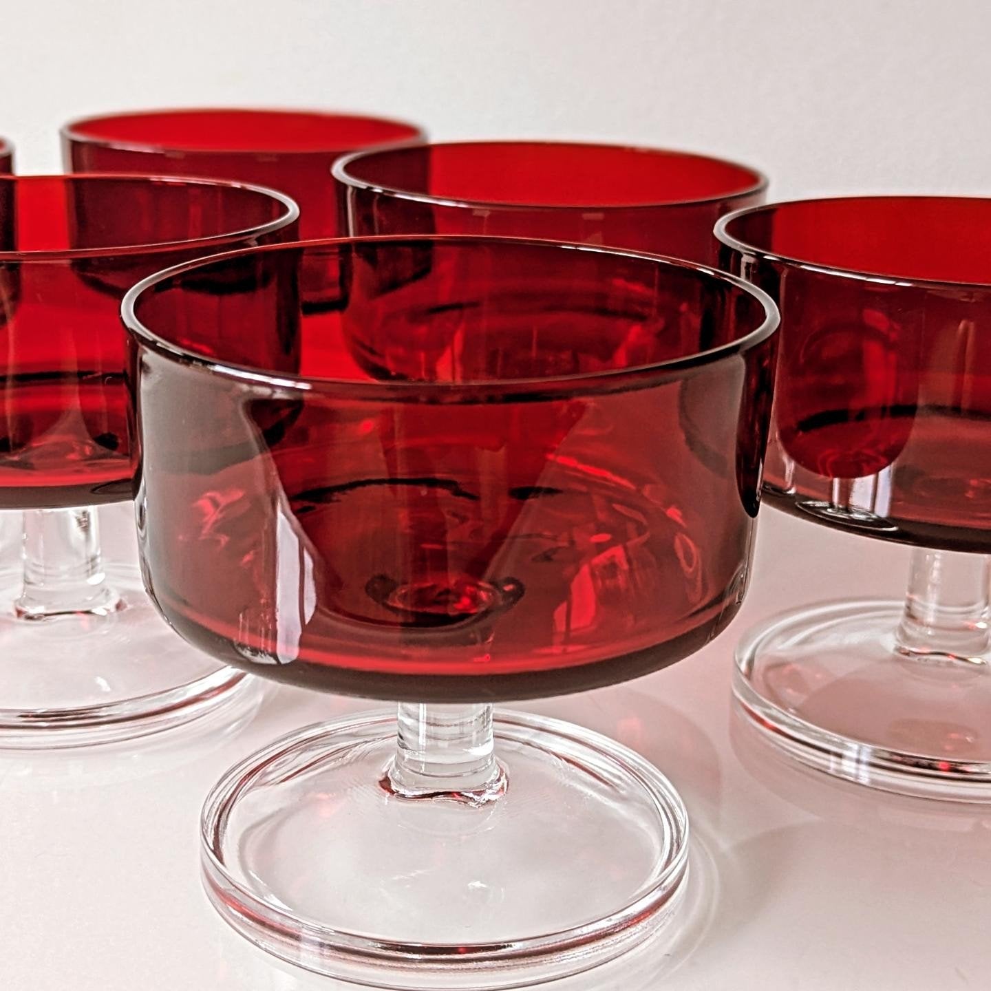 Vintage glas - Donkerrood - Voet in helderglas Luminarc, Ophalen of Verzenden, Zo goed als nieuw, Overige typen