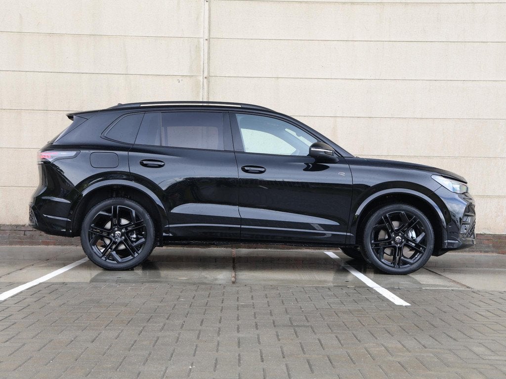 Volkswagen Tiguan R-Line Edition 1.5 eHybrid 204 PK | Naviga, Auto's, Volkswagen, Stof, 150 pk, Zwart, Origineel Nederlands