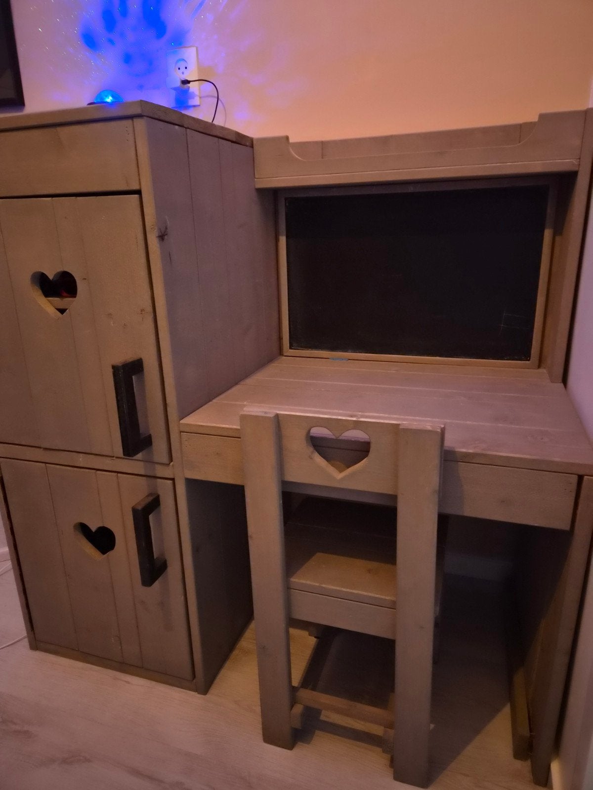 Kinderbureau met krijtbord, stoel en speelgoedopslag, Ophalen, Gebruikt