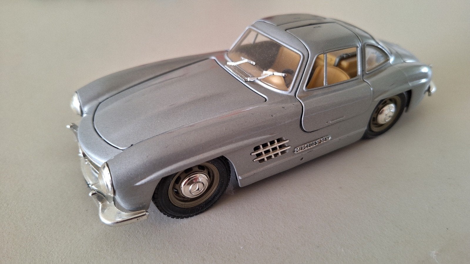 Mercedes 300 SL  1:24, Hobby en Vrije tijd, Modelauto's | 1:24, Ophalen of Verzenden, Zo goed als nieuw, Auto, Bburago