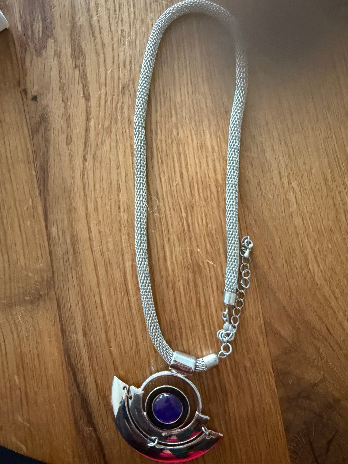 Zilverkleurige ketting met blauwe hanger, Gebruikt, Ophalen of Verzenden, Zilver, Overige materialen