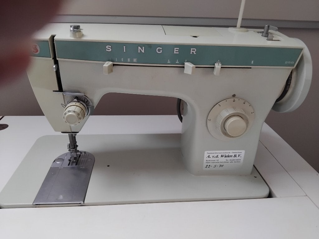 Goedwerkende Singer naaimachine met meubel en accessoires, Ophalen, Gebruikt, Naaimachine, Singer