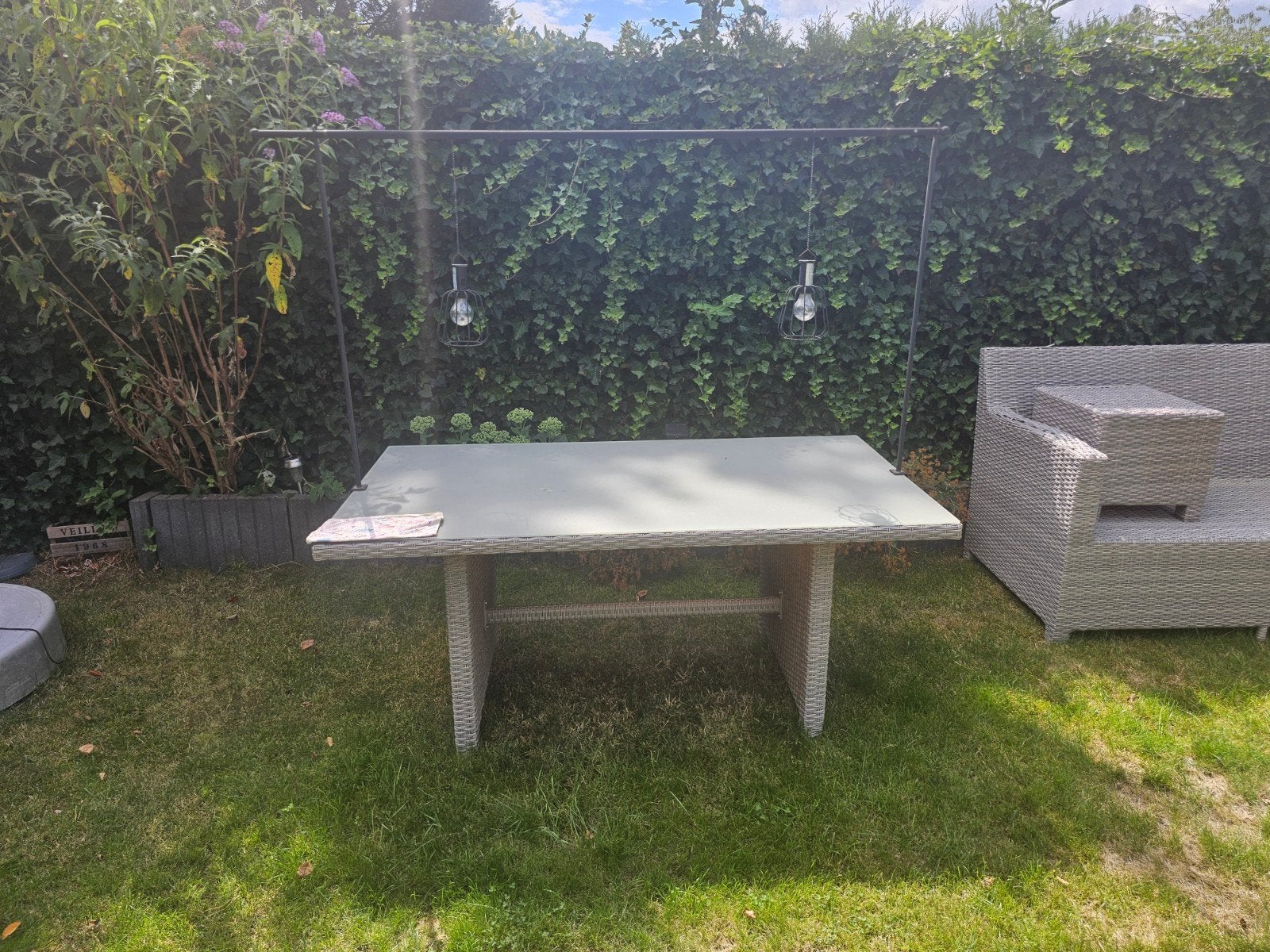 Wicker grijs Domani tuintafel met gratis bank en kussens, Ophalen, Gebruikt, 3 zitplaatsen, Wicker
