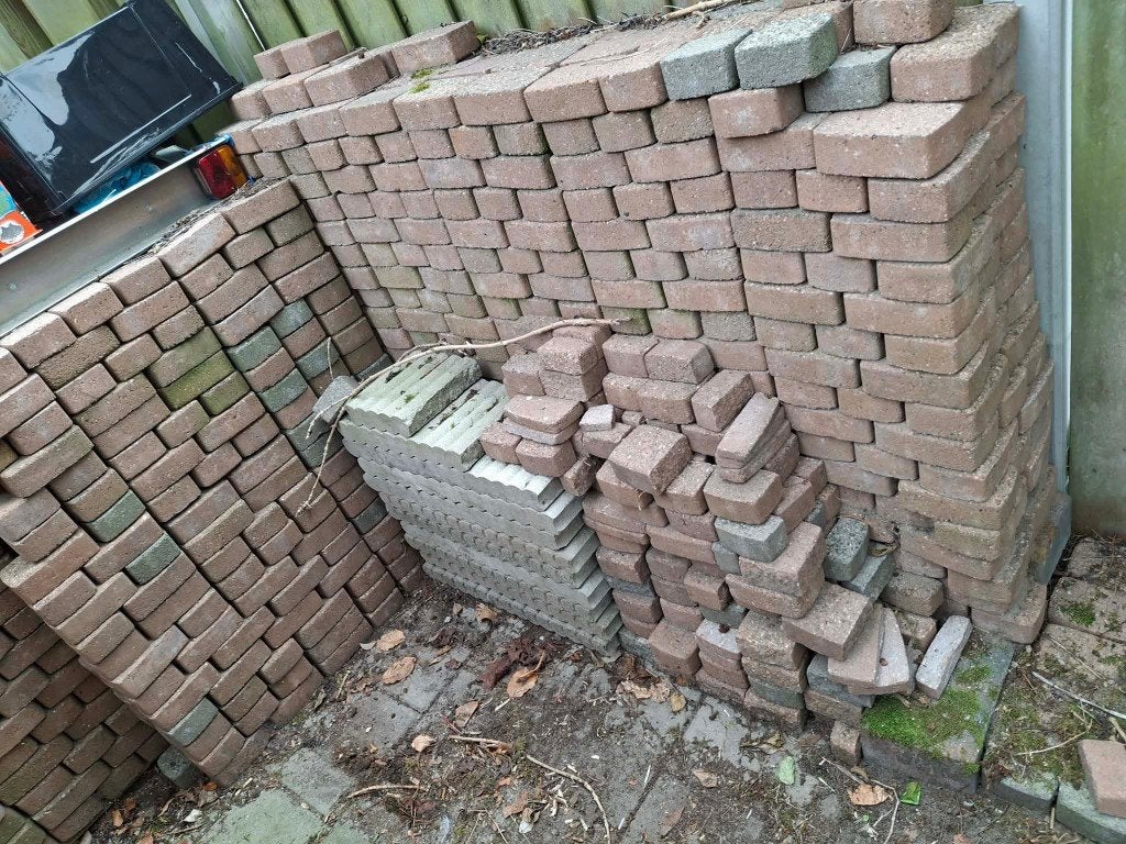 Getrommelde rode & grijze stenen van oprit +/- 20m2, Tuin en Terras, Tegels en Klinkers, Ophalen, Gebruikt, Klinkers, 10 m² of meer