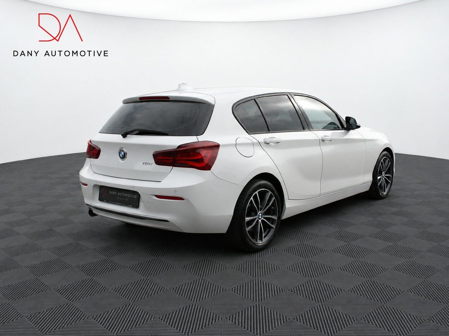 BMW 1-serie 118i Sport Line Shadow LED I NAVI I CRUISE I DIG, Auto's, Dealer onderhouden, Gebruikt, Zwart, Wit