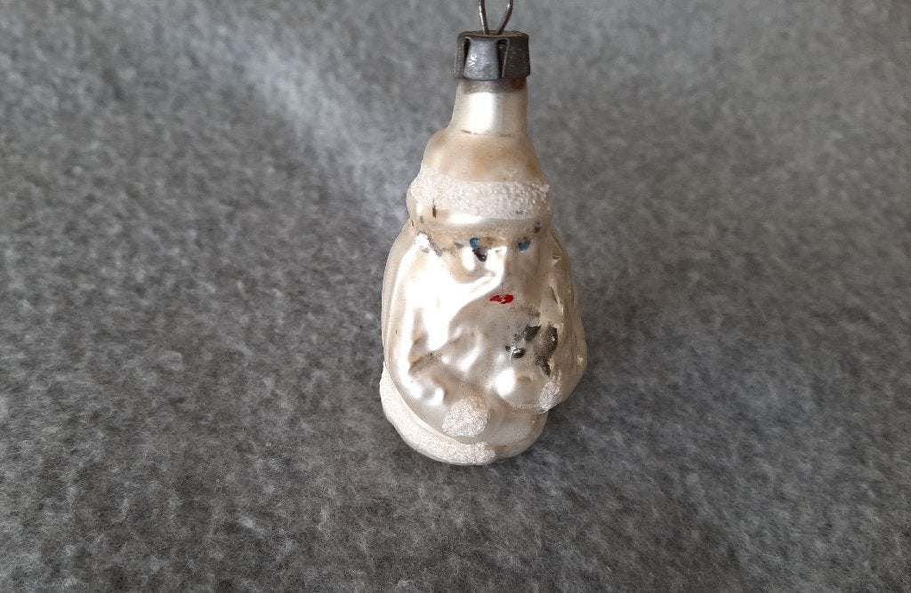 oude glazen kerstbal/kerstman,  zeer oud ornament, 6 cm., Verzenden, Gebruikt