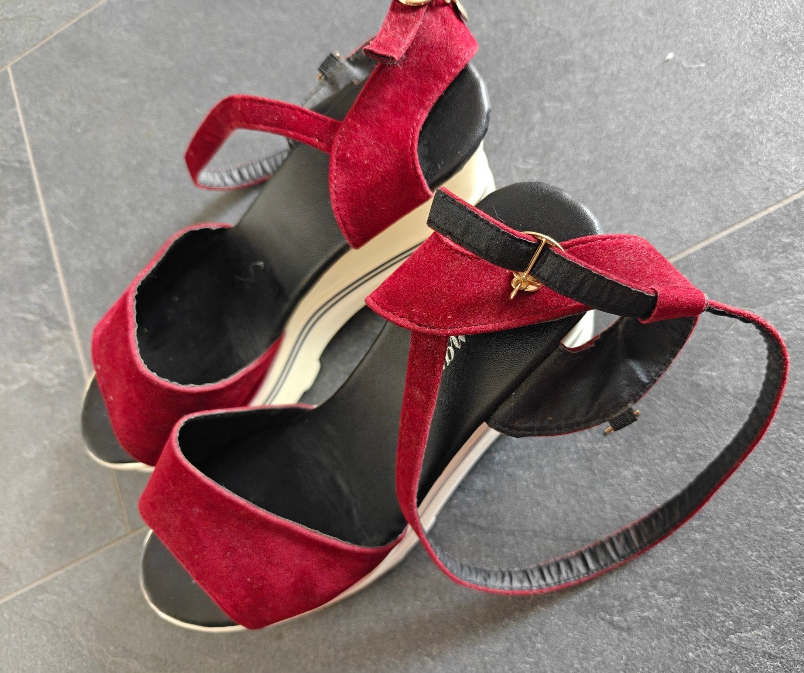 Rode Sandalen met Comfortabele Sleehak - Maat 39, Ophalen of Verzenden, Gedragen, Rood, Sandalen of Muiltjes