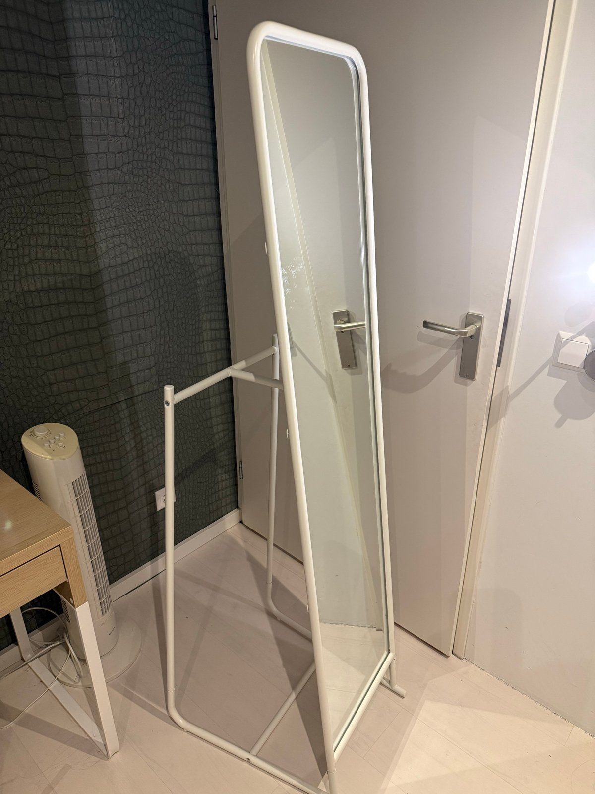 IKEA KNAPPER Passpiegel met kledingrek - Wit, Ophalen, Minder dan 50 cm, Gebruikt, 150 tot 200 cm