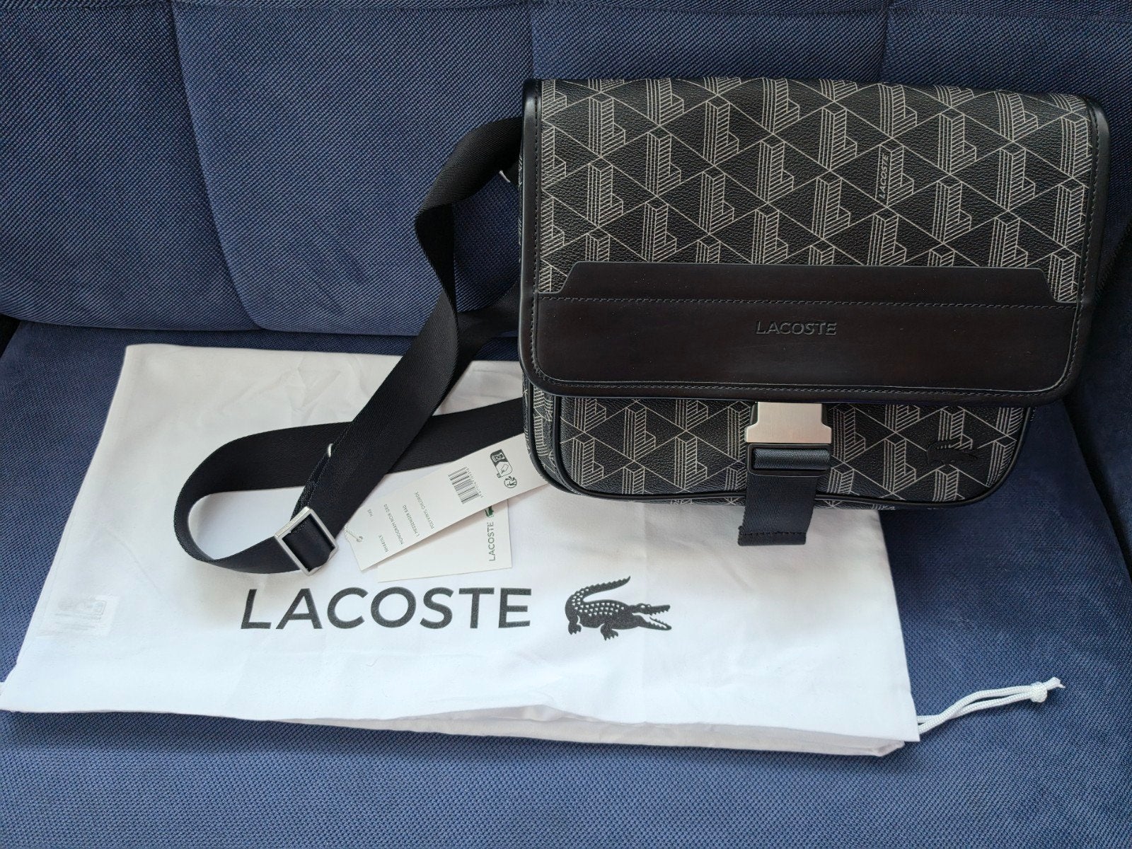Lacoste Schoudertas – Monogram Print  – Zo Goed Als Nieuw, Sieraden, Tassen en Uiterlijk, Tassen | Schoudertassen, Ophalen of Verzenden
