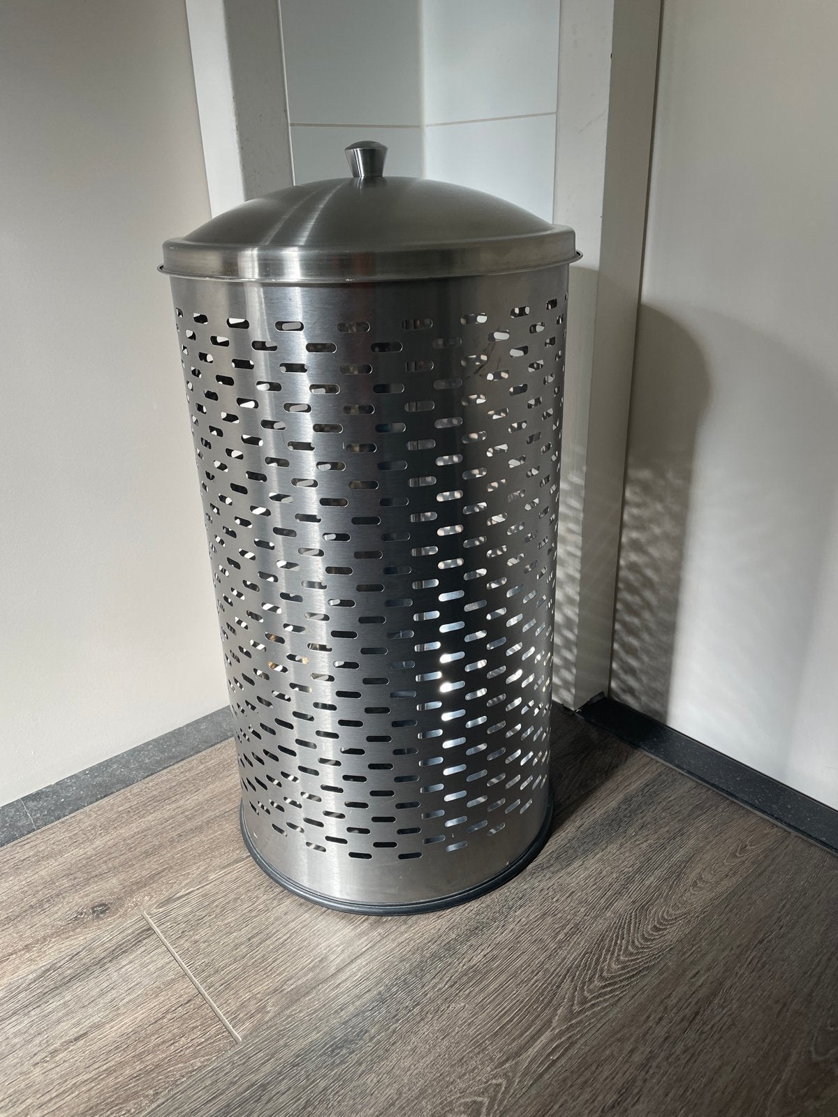 RVS wasmand met deksel, Ophalen, 50 – 75, Zo goed als nieuw, Rvs