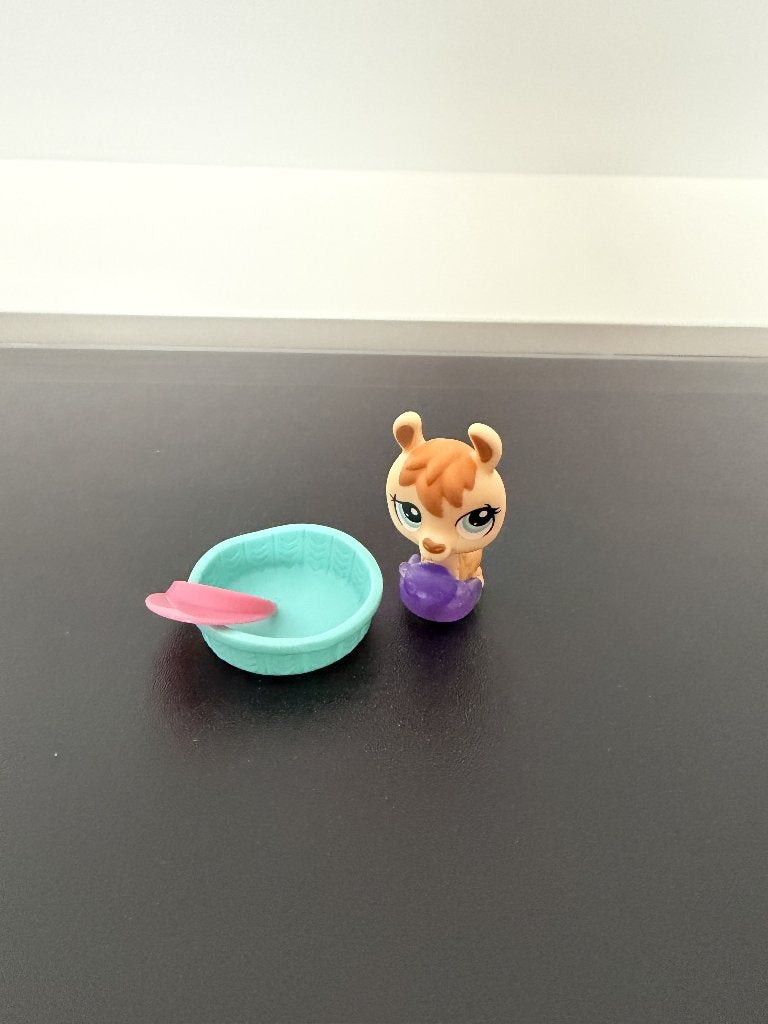 Littlest pet shop Llama with pool (1460), Verzamelen, Ophalen of Verzenden, Zo goed als nieuw