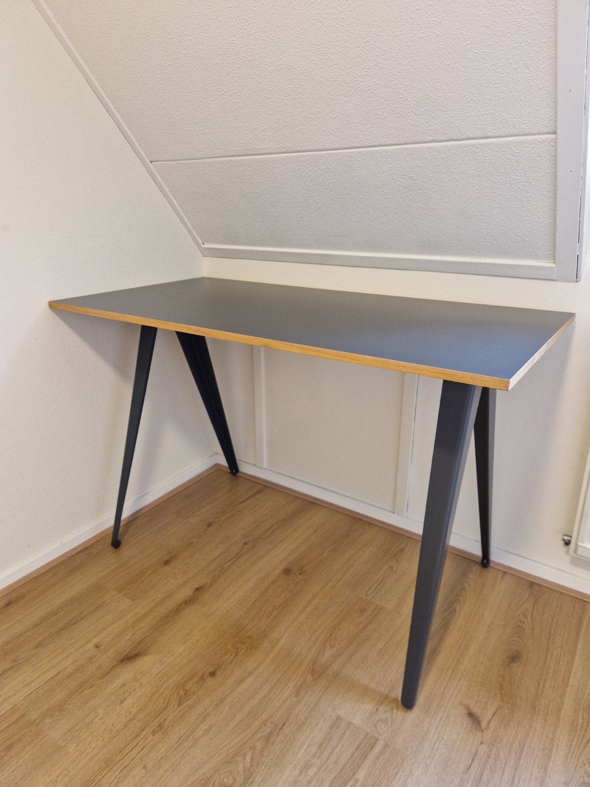 made .com bureau, Huis en Inrichting, Bureaus, Gebruikt, Overige merken, Industrieel, Metaal, Grijs, Ophalen of Verzenden
