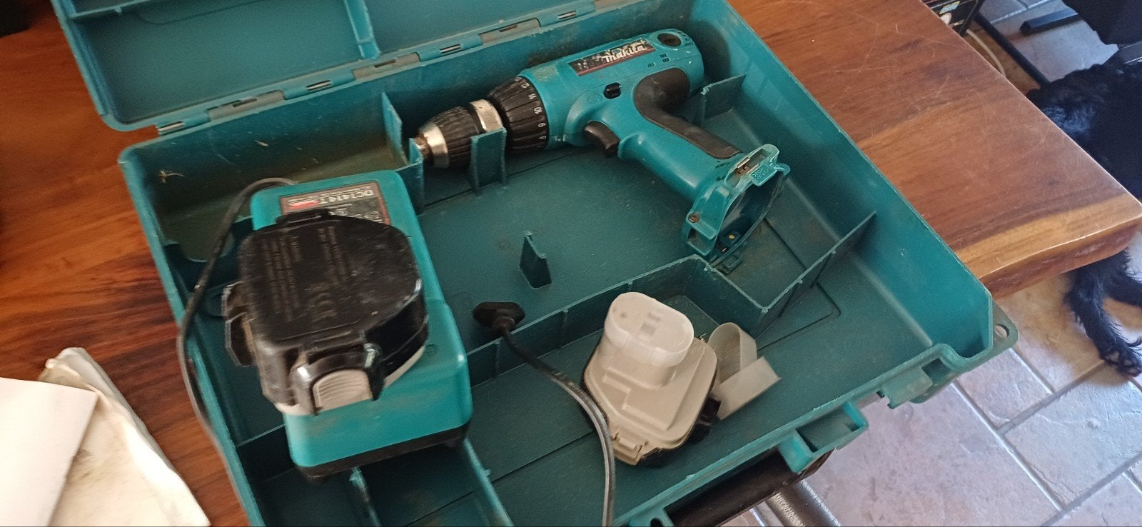 Makita Boor- en Schroefmachine met Oplader en Koffer, Ophalen, Gebruikt, Variabele snelheid, Boor- en Schroefmachine